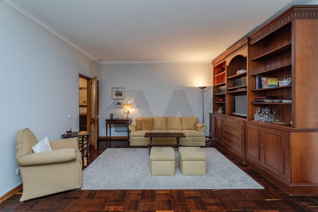 Apartamento T5 para Venda em São Domingos de Benfica Foto 3