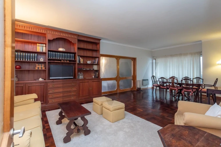 Apartamento T5 para Venda em São Domingos de Benfica Foto 2