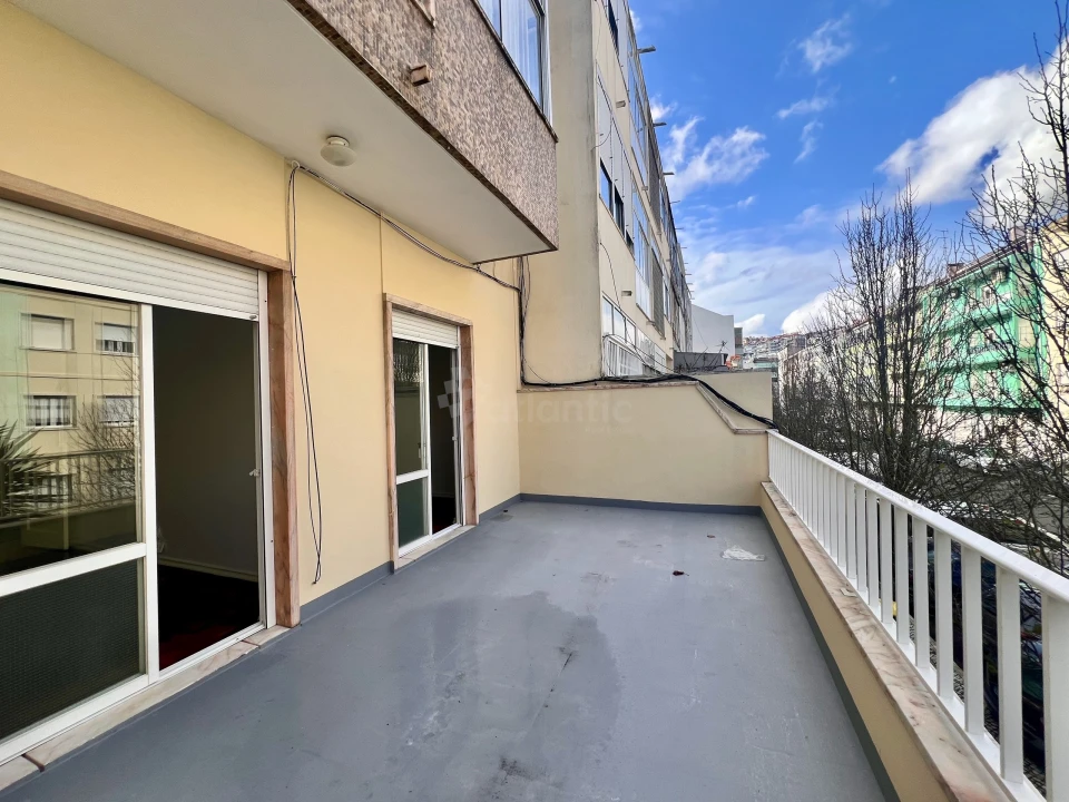 Apartamento T2 para Arrendamento em São Domingos de Benfica Foto 1