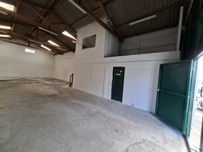 Armazém para Arrendamento em Arrifes