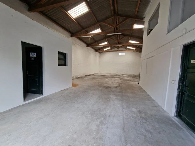 Armazém para Arrendamento em Arrifes Foto 4