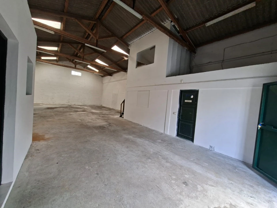 Armazém para Arrendamento em Arrifes Foto 2