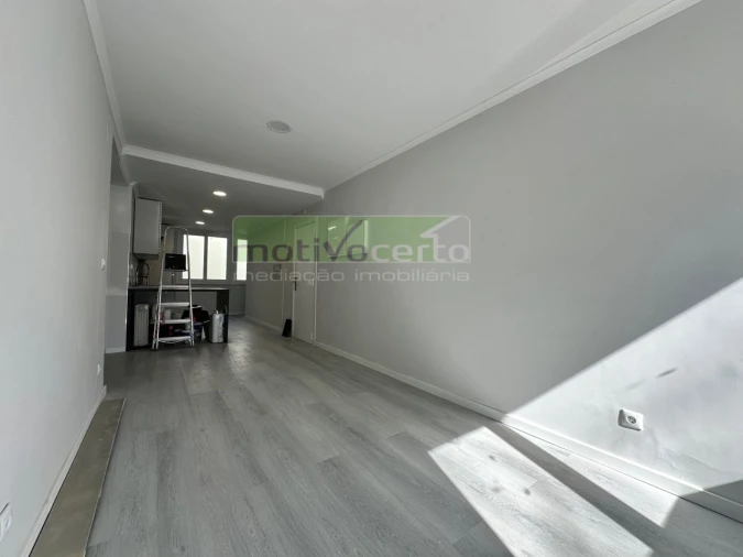 Apartamento T2 para Venda em Benfica Foto 3