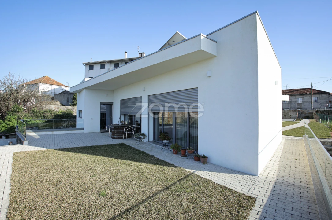 Moradia T4 para Venda em Paranhos Foto 3