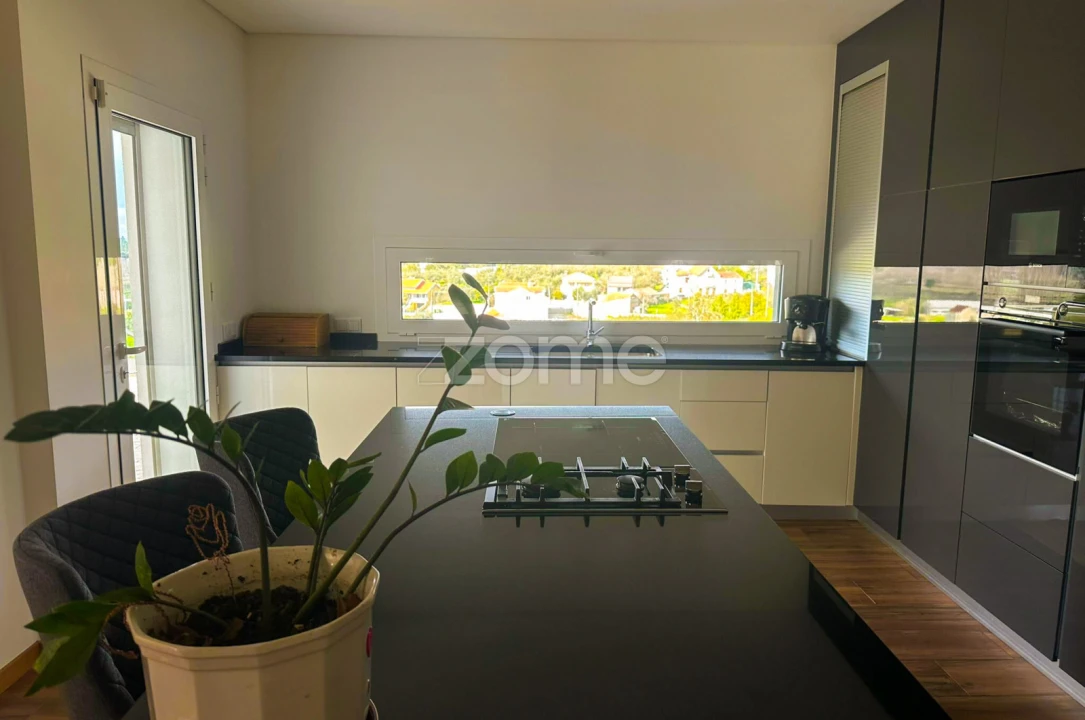 Moradia T4 para Venda em Paranhos Foto 8