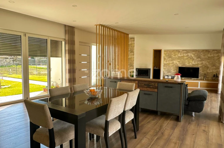 Moradia T4 para Venda em Paranhos Foto 11