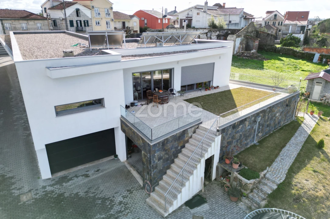 Moradia T4 para Venda em Paranhos Foto 2