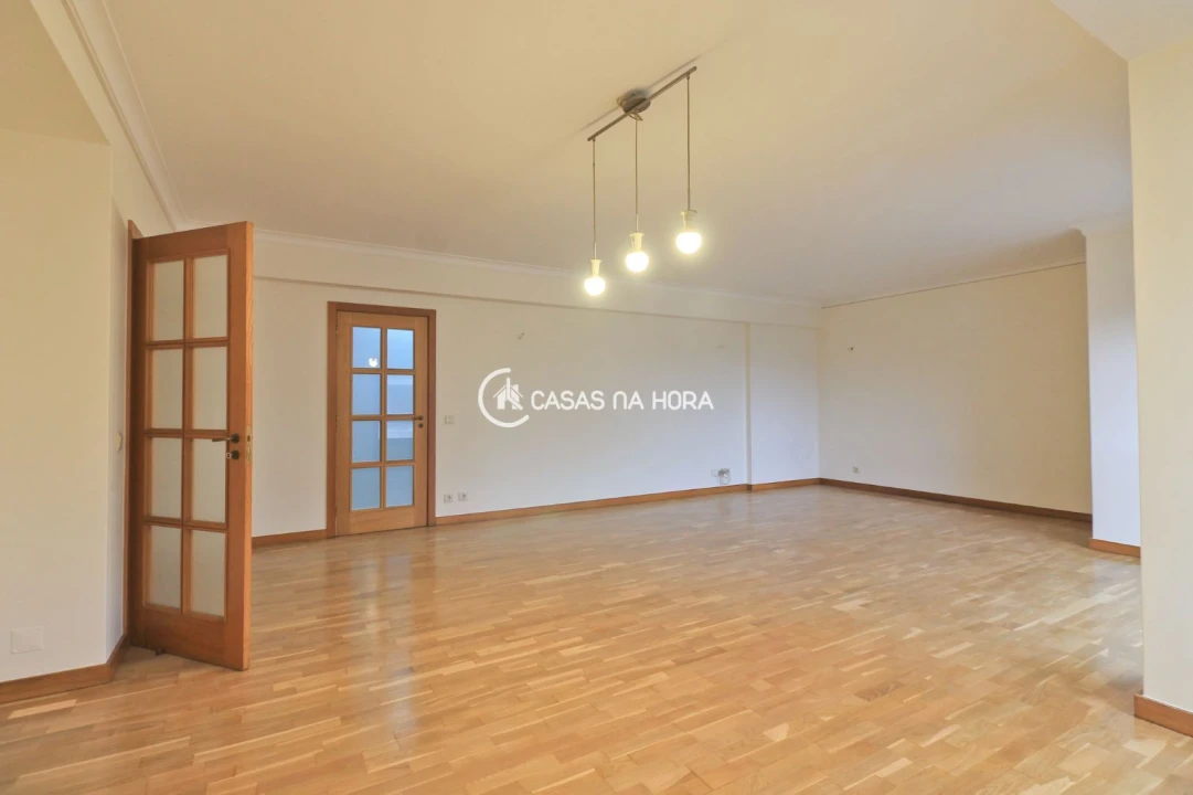 Apartamento T4 para Arrendamento em Ramalde Foto 2