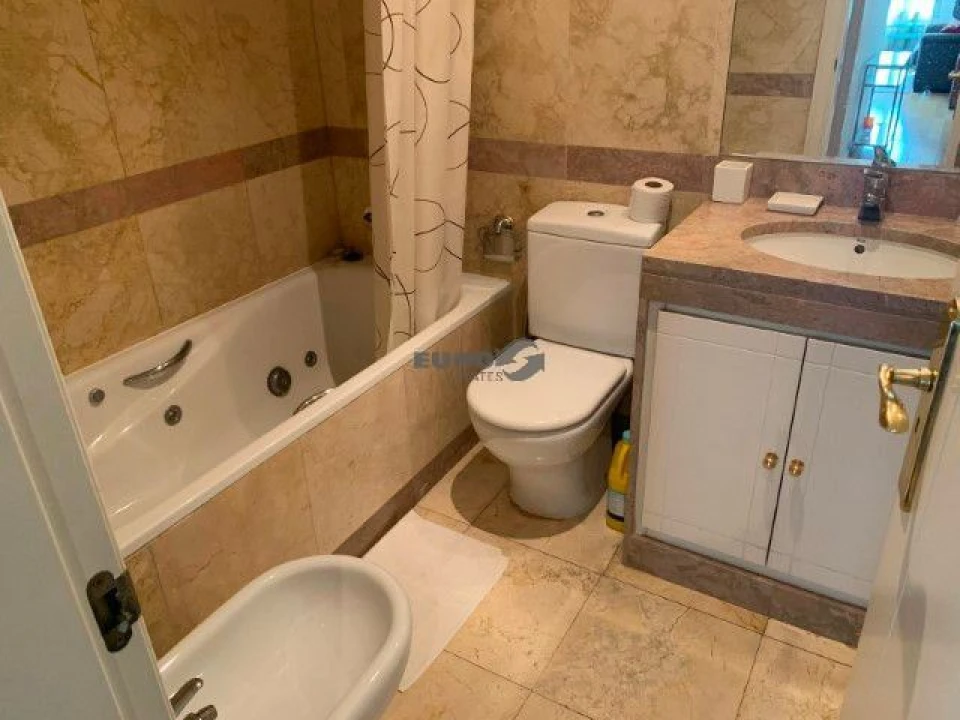 Apartamento T1 para Arrendamento em Campolide Foto 17