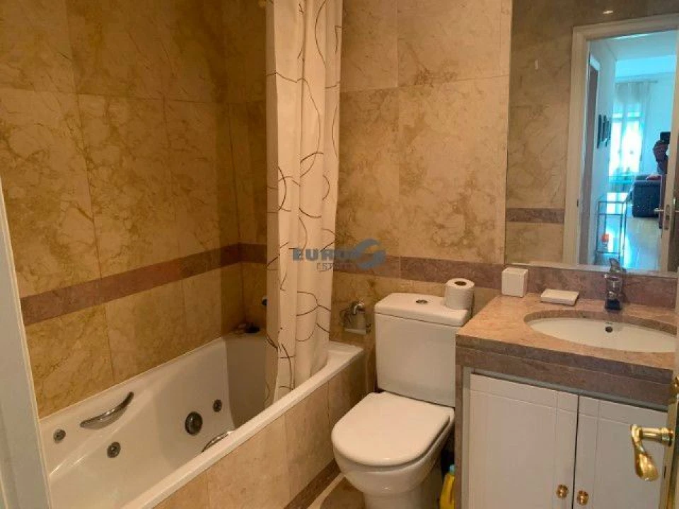 Apartamento T1 para Arrendamento em Campolide Foto 18