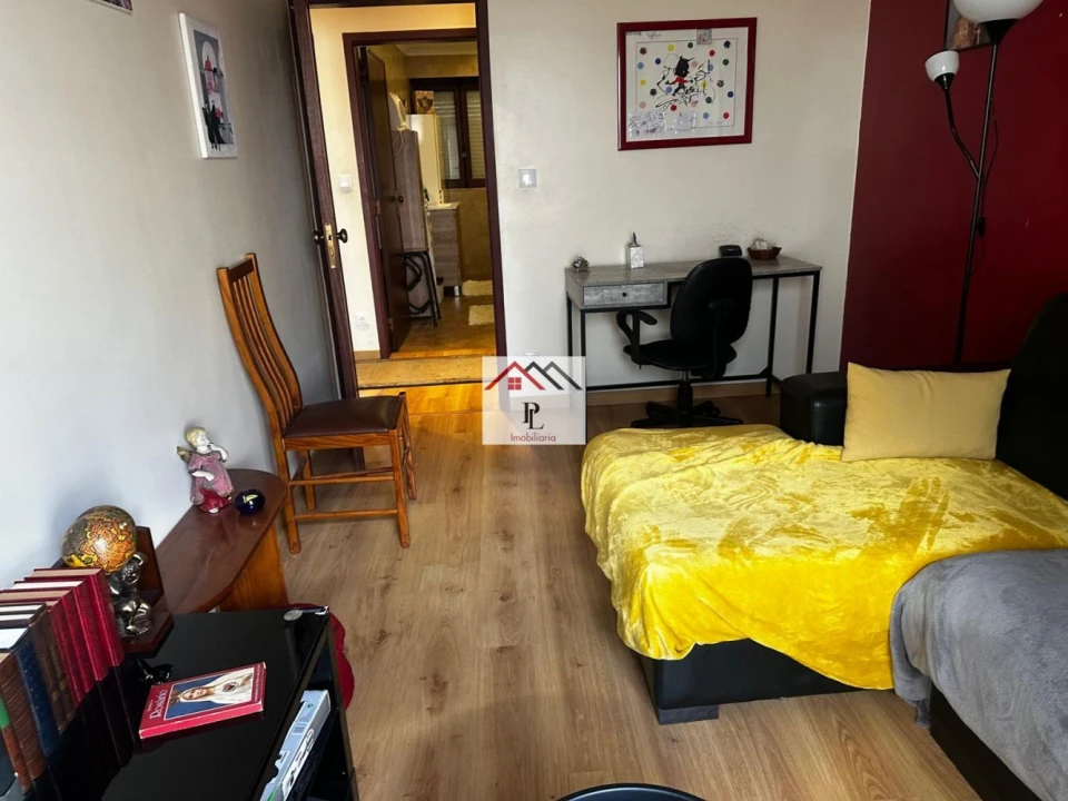 Apartamento T3 para Arrendamento em Santo Antonio dos Olivais Foto 15
