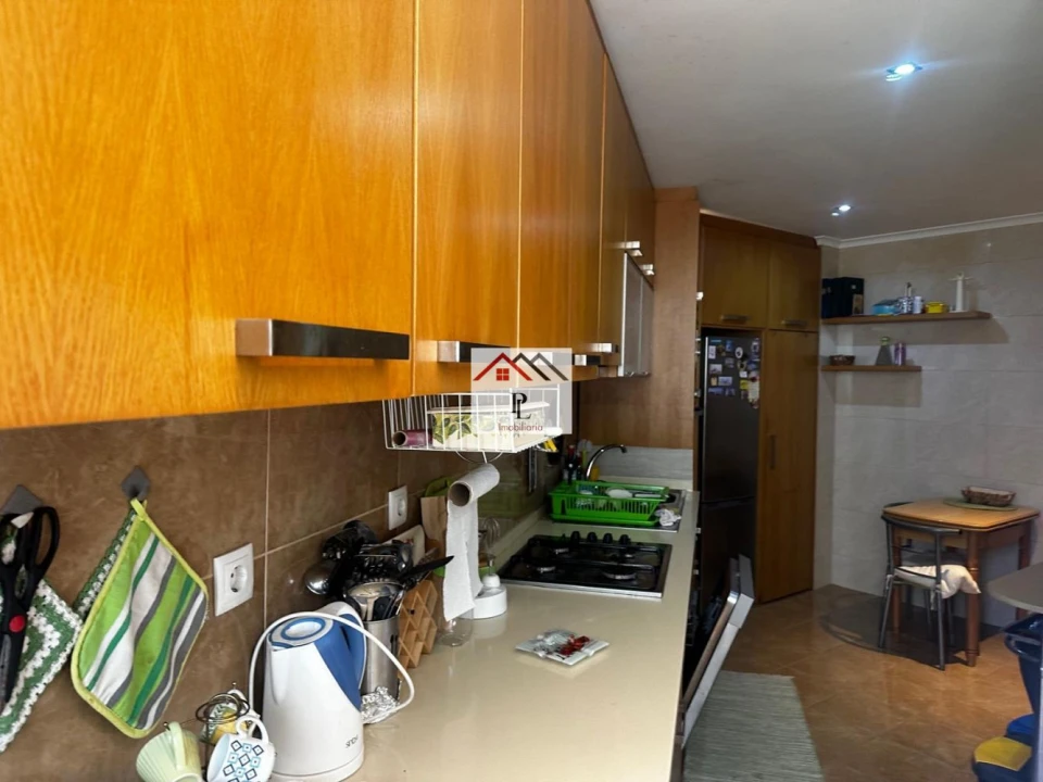 Apartamento T3 para Arrendamento em Santo Antonio dos Olivais Foto 6