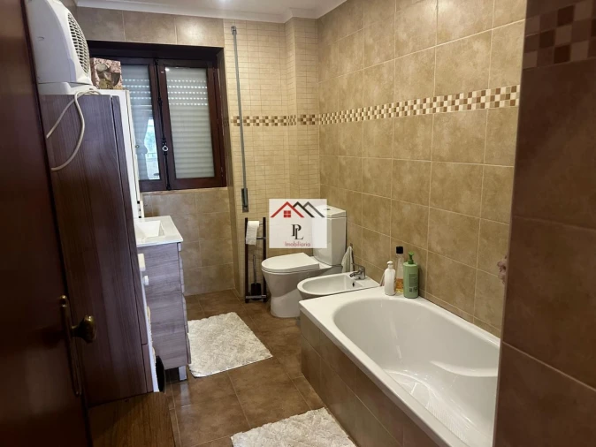 Apartamento T3 para Arrendamento em Santo Antonio dos Olivais Foto 16