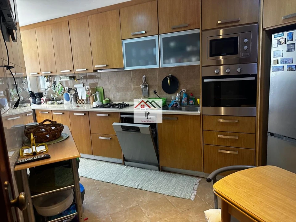 Apartamento T3 para Arrendamento em Santo Antonio dos Olivais Foto 4