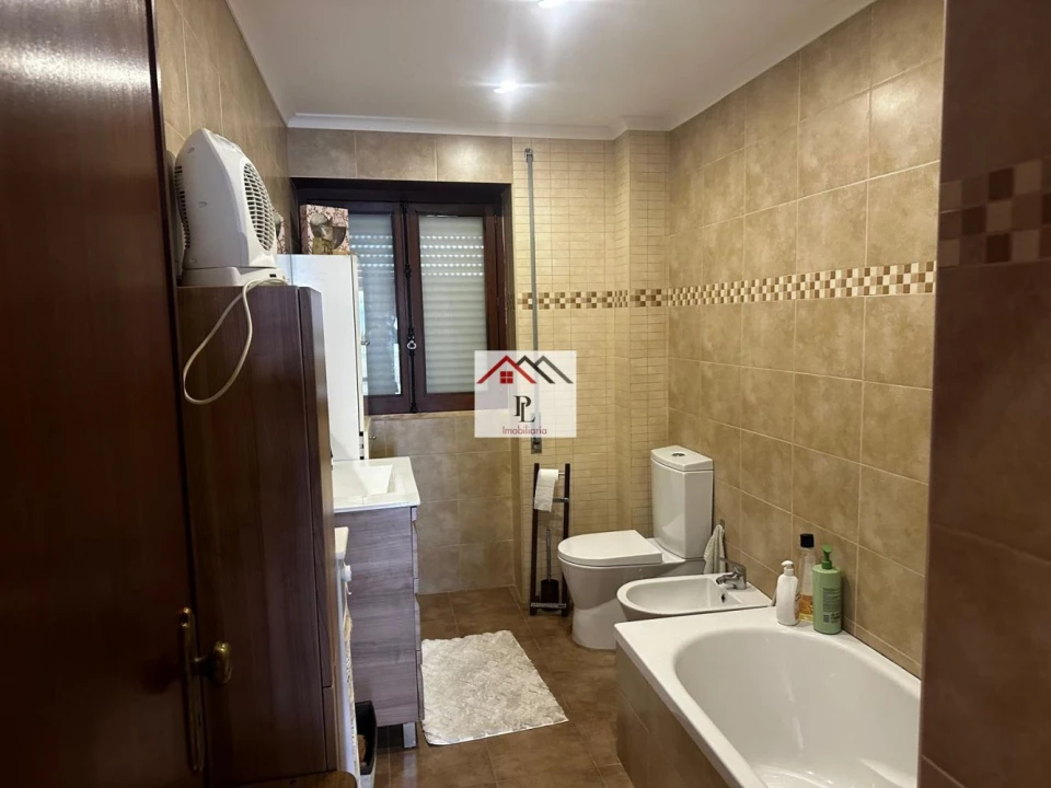 Apartamento T3 para Arrendamento em Santo Antonio dos Olivais Foto 19