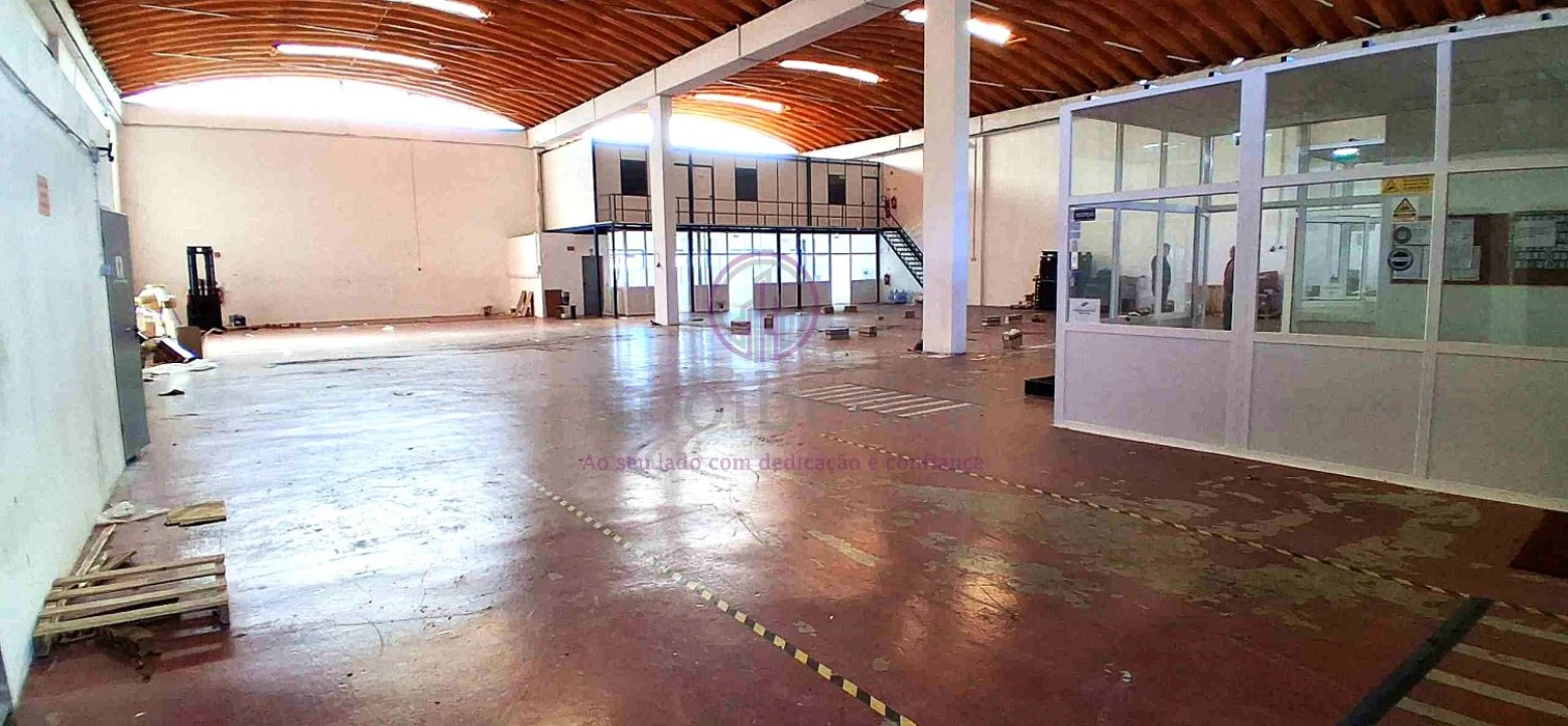 Loja para Arrendamento em Massamá e Monte Abraão Foto 1