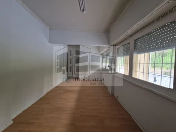 Loja para Arrendamento em Benfica