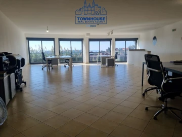 Loja para Arrendamento em Ajuda