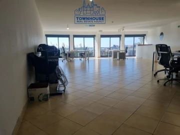 Loja para Arrendamento em Ajuda
