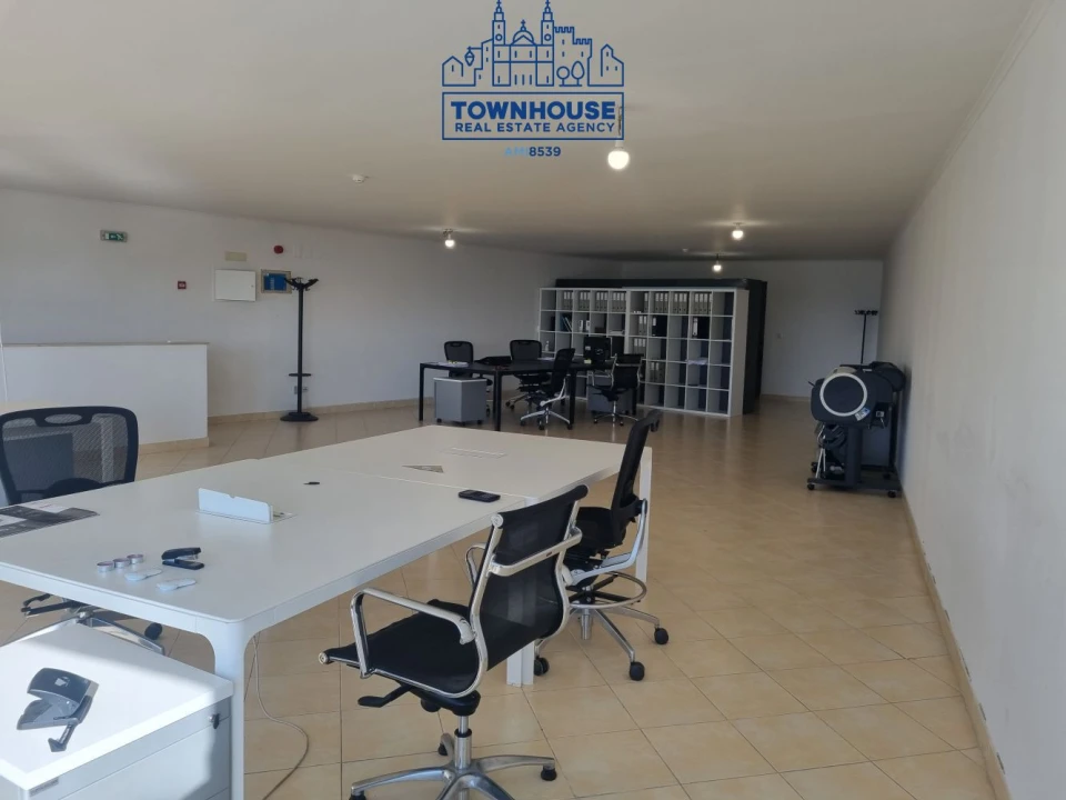 Loja para Arrendamento em Ajuda Foto 1