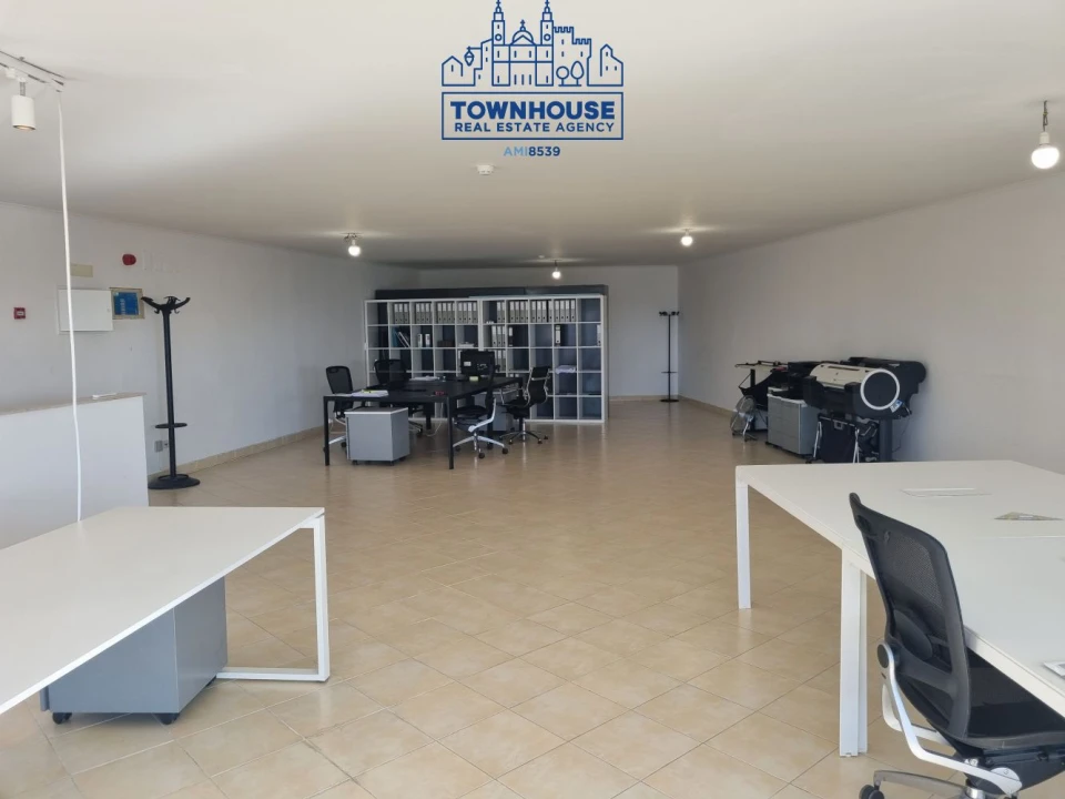 Loja para Arrendamento em Ajuda Foto 2