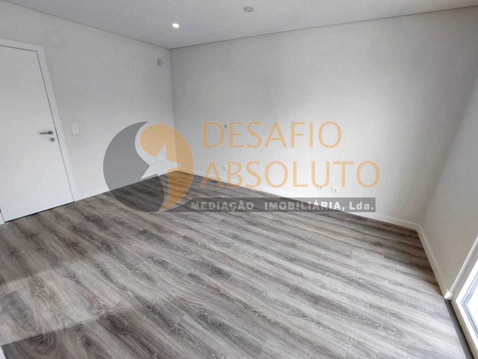 Moradia T4 para Venda em Fernao Ferro Foto 24