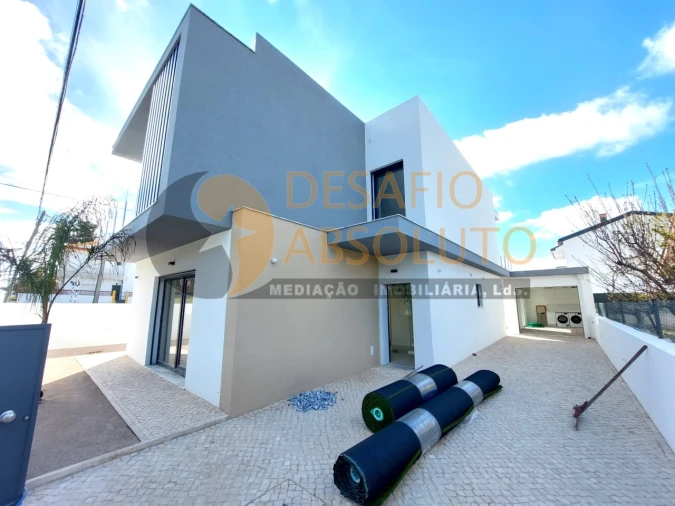 Moradia T4 para Venda em Fernao Ferro Foto 45