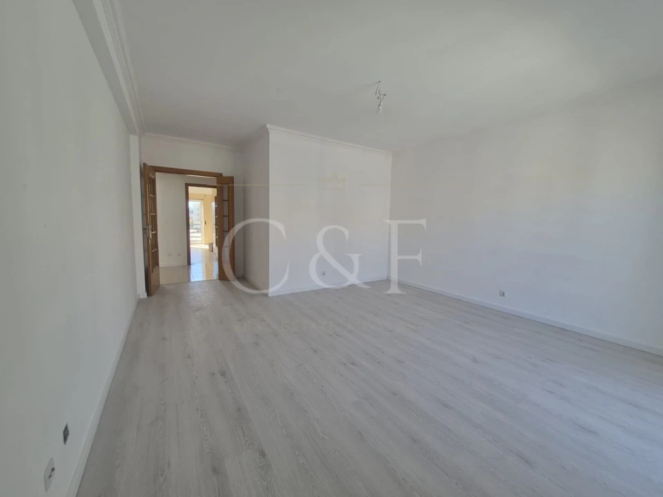 Apartamento T2 para Venda em Laranjeiro e Feijó Foto 1
