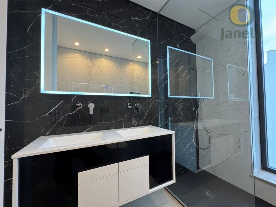 Moradia T4 para Venda em Quarteira Foto 38