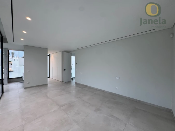 Moradia T4 para Venda em Quarteira Foto 27