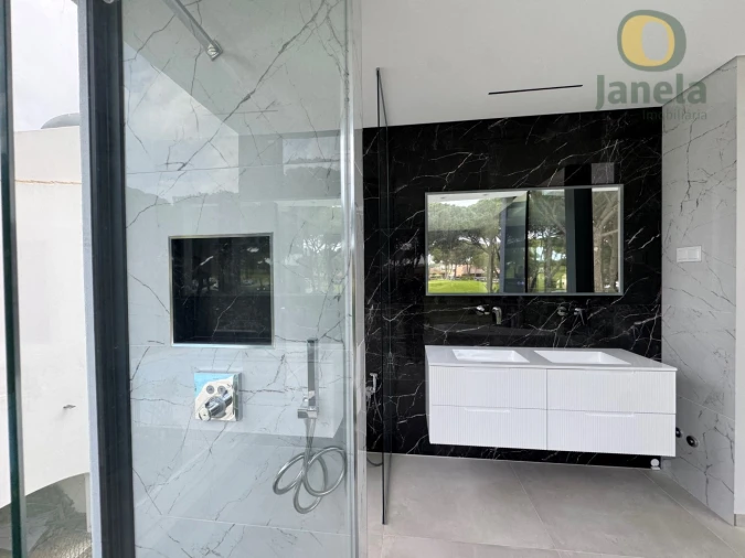 Moradia T4 para Venda em Quarteira Foto 35