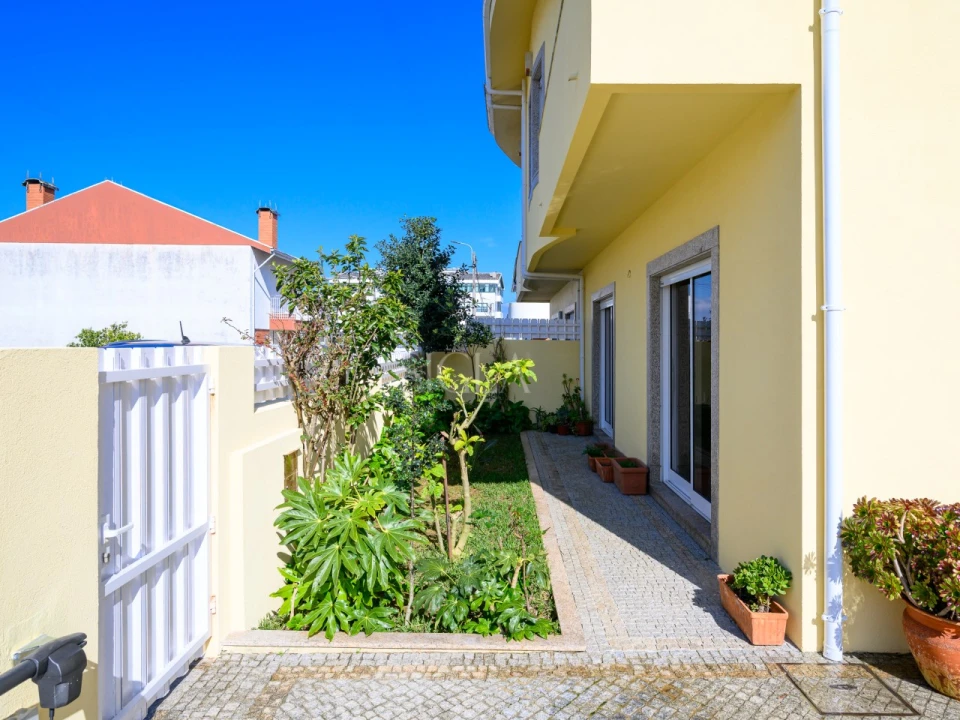 Moradia T4 para Venda em Serzedo e Perosinho Foto 3