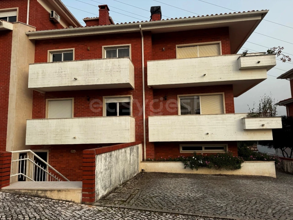 Apartamento T3 para Arrendamento em Santo Antonio dos Olivais Foto 1