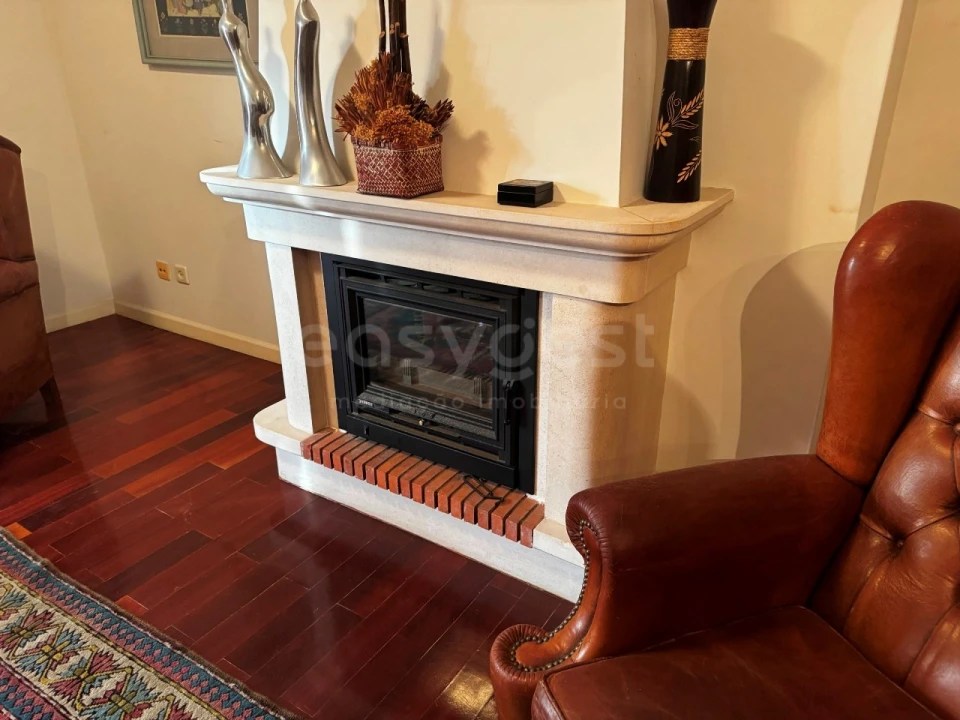 Apartamento T3 para Arrendamento em Santo Antonio dos Olivais Foto 8