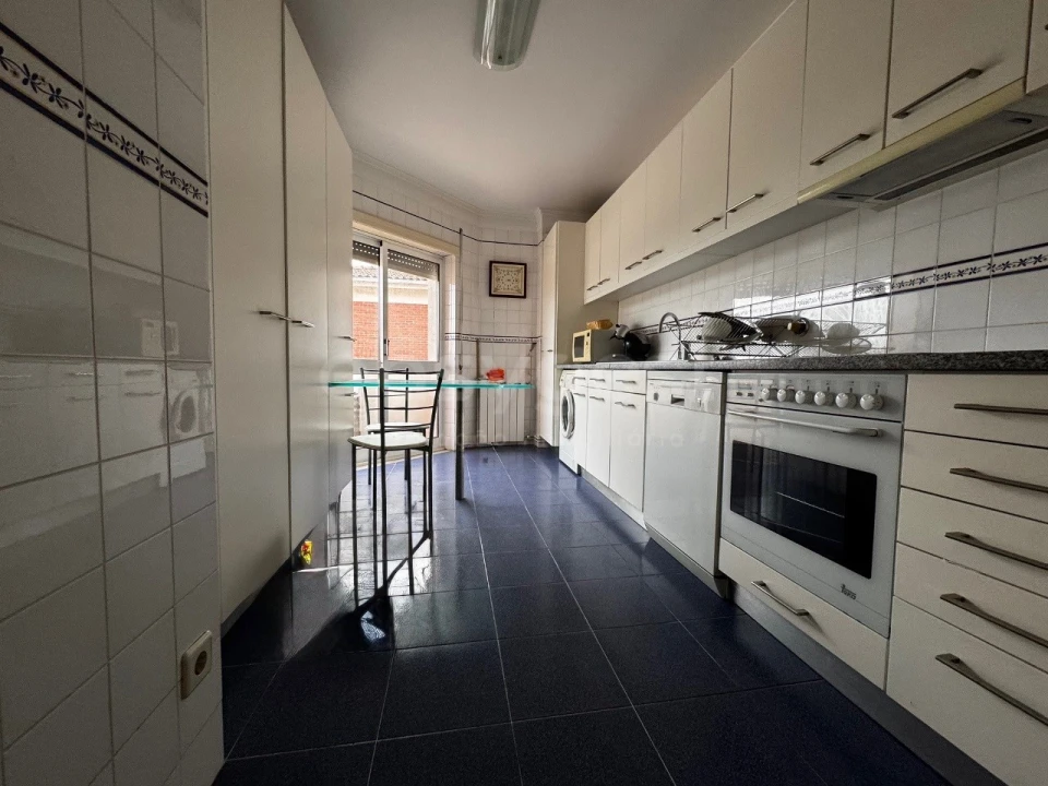 Apartamento T3 para Arrendamento em Santo Antonio dos Olivais Foto 9