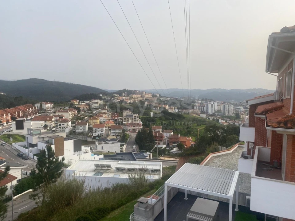 Apartamento T3 para Arrendamento em Santo Antonio dos Olivais Foto 18