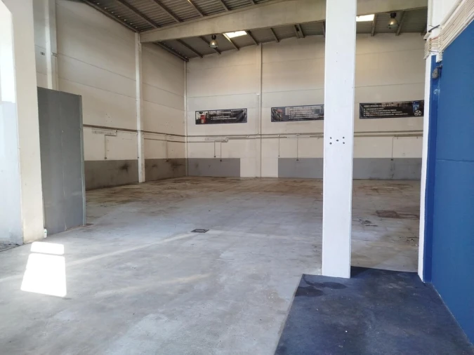 Armazém para Venda em Alverca do Ribatejo e Sobralinho