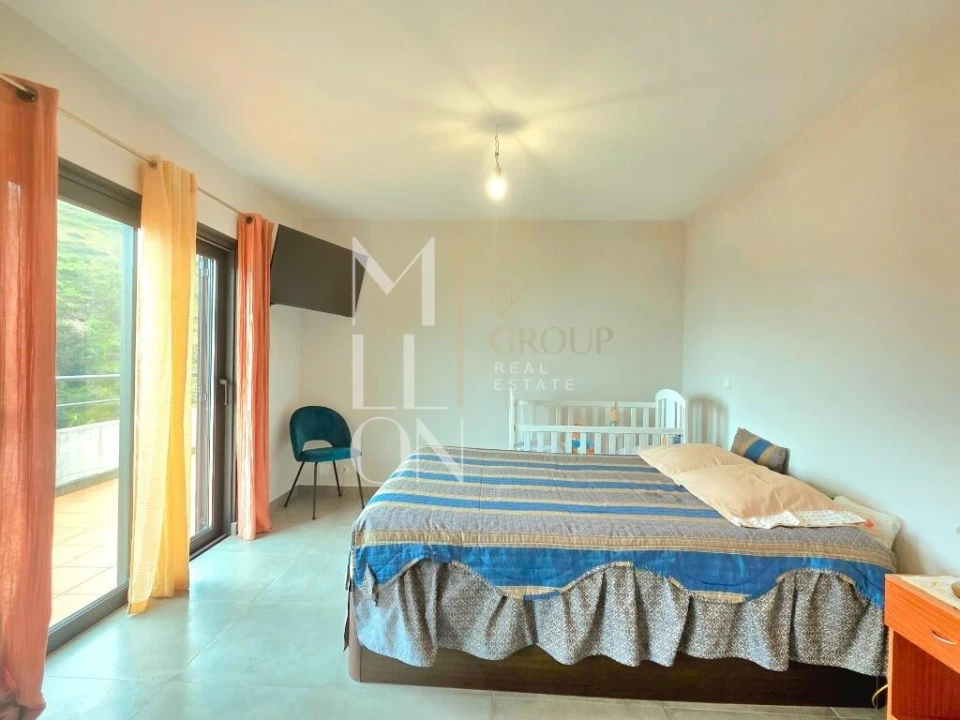 Moradia T5 para Venda em Estreito de Camara de Lobos Foto 12