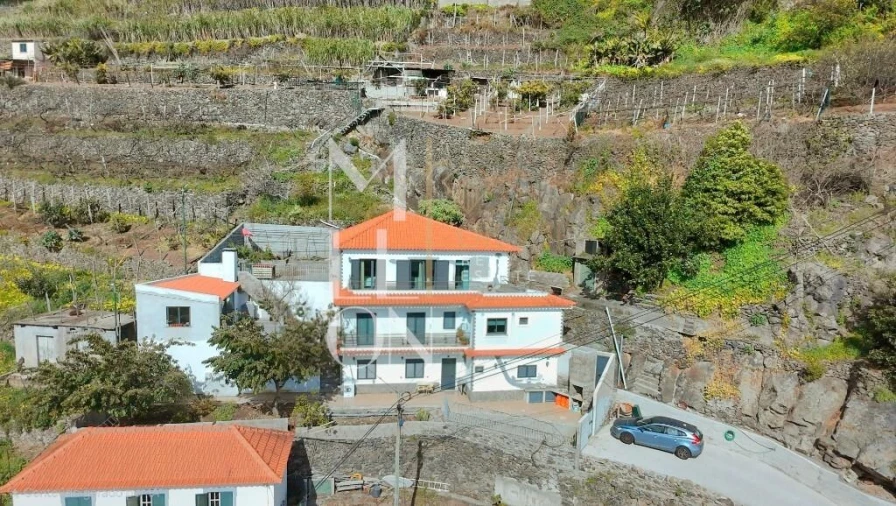 Moradia T5 para Venda em Estreito de Camara de Lobos Foto 45