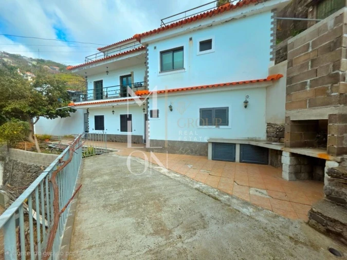 Moradia T5 para Venda em Estreito de Camara de Lobos