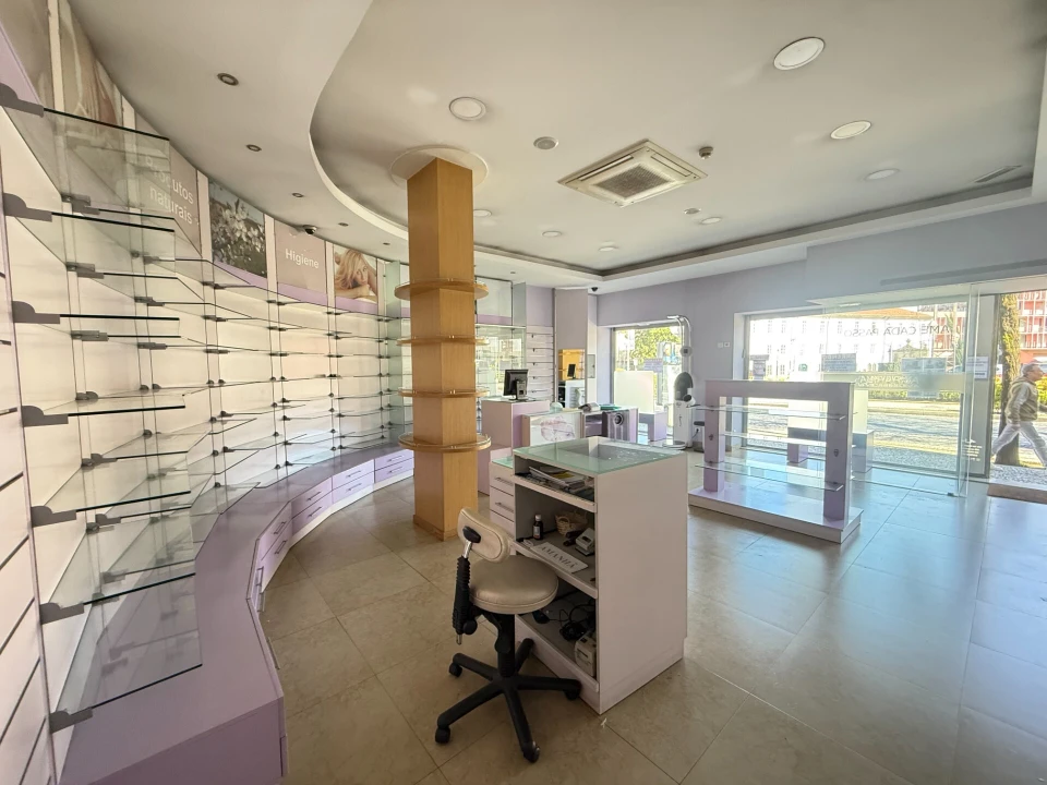 Loja para Arrendamento em Oliveira, São Paio e São Sebastião Foto 2