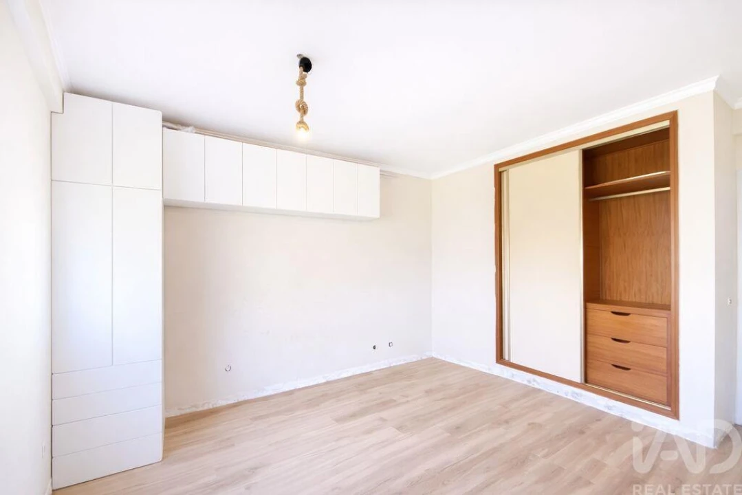 Apartamento T3 para Venda em Quelfes Foto 17
