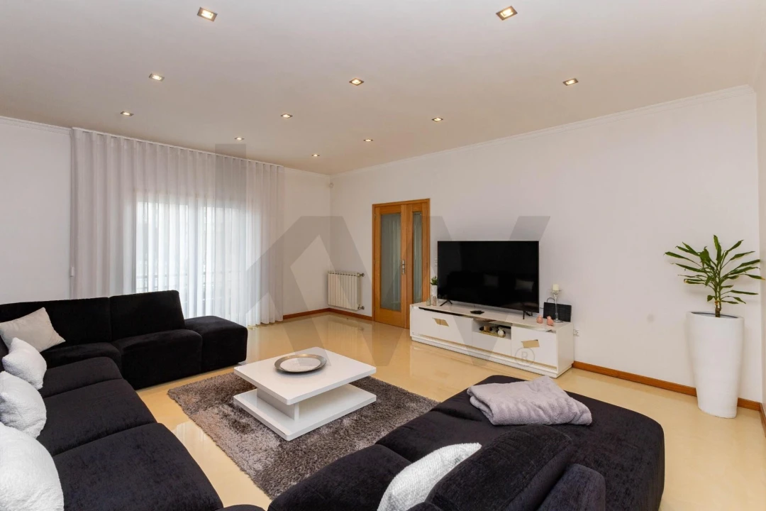 Moradia T4 para Venda em Argoncilhe Foto 4