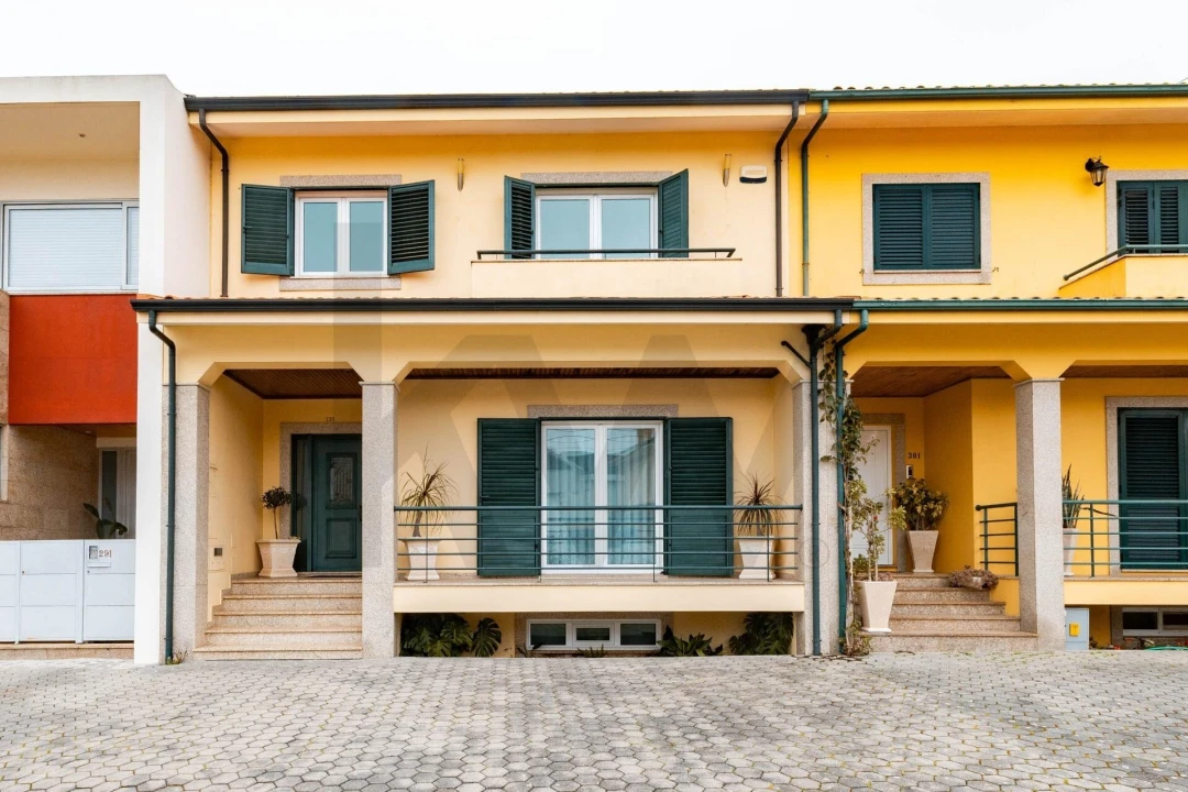 Moradia T4 para Venda em Argoncilhe Foto 1