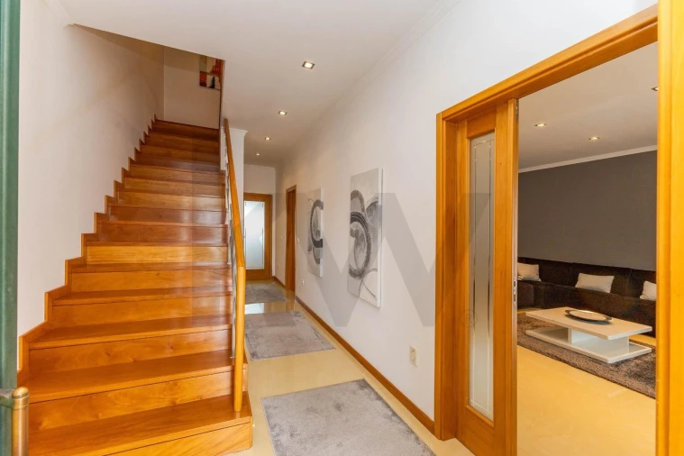 Moradia T4 para Venda em Argoncilhe Foto 3