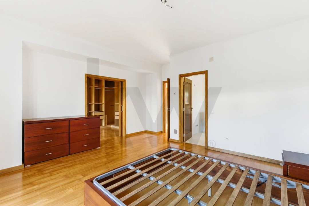 Moradia T5 para Venda em Salir de Matos Foto 60