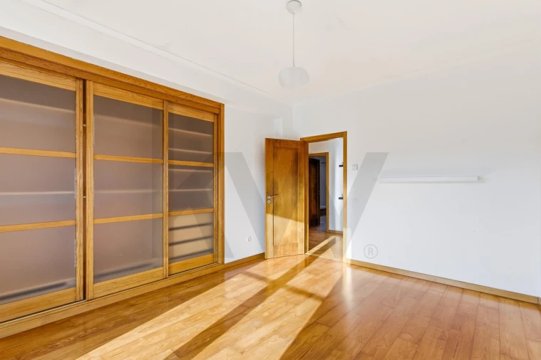 Moradia T5 para Venda em Salir de Matos Foto 52