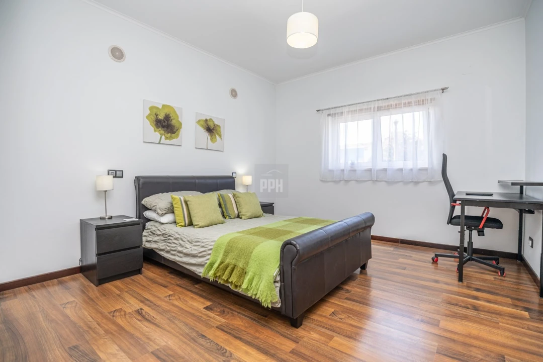 Moradia T5 para Venda em Quarteira Foto 6