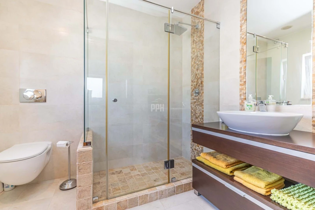 Moradia T5 para Venda em Quarteira Foto 7