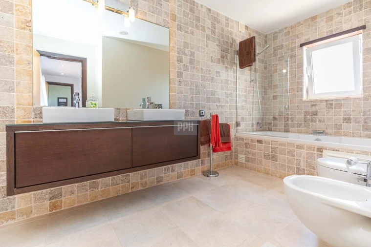 Moradia T5 para Venda em Quarteira Foto 35